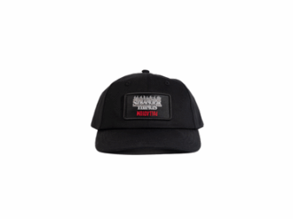 Niño con gorra de fuego infernal